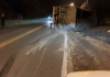 Carreta carregada com carvão tomba e deixa trânsito em meia pista na SC-443
