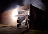 Bombeiros combatem incêndio em lavanderia de Araranguá; um veículo foi destruído pelas chamas