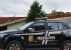 Jovem com bebê no colo é esfaqueada no meio da rua e ex-marido é preso em flagrante