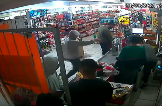 VÍDEO: Câmera de segurança mostra assalto em mercado de Araranguá