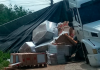 Morro da Fumaça: carreta tomba ao tentar acessar BR-101