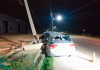 Motorista fica gravemente ferido após carro colidir em poste
