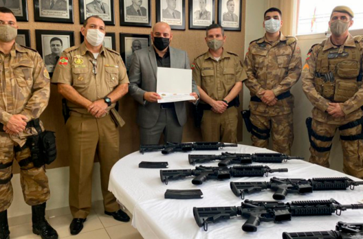 Atacante Aloísio 'Boi Bandido' doa seis fuzis para a Polícia Militar