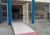 Homem esfaqueado durante assalto se refugia em pátio de escola na Divinéia