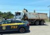 Tubarão: PRF flagra 12,5 toneladas de excesso em caminhão na BR 101