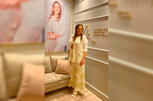 A premiada arquiteta Angélica Arcaro recebe convidados em seu novo escritório