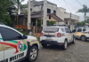 Casal acusado de tráfico de drogas é preso em frente à escola no Jardim Cibele