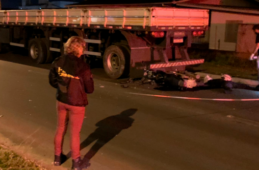 Motociclista perde vida ao bater em traseira de caminhão no bairro Mato Alto