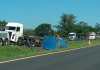 Carreta sai da pista e tomba na BR-101
