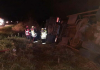 Motorista fica ferido após carreta sair da pista e tombar na BR-101