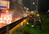 Bombeiros combatem incêndio em caminhão carregado com madeira na BR-101 em Imbituba
