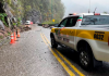 Queda de barreira na Serra do Rio do Rastro, fluxo em meia pista