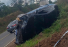 Veículo capota e colide em poste na Rodovia Antônio Just