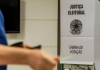 Celular na cabine de votação durante as eleições continua proibido, decide TRE
