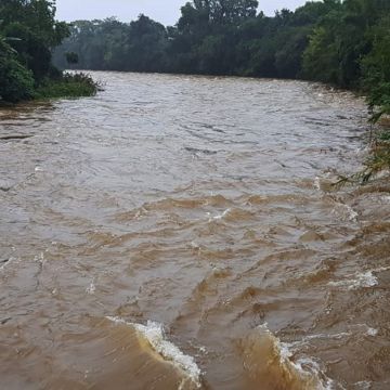 Assista aos vídeos: Região em alerta por conta da chuva