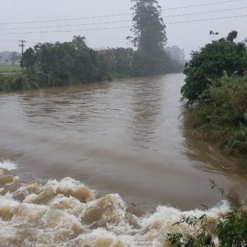 Assista aos vídeos: Região em alerta por conta da chuva