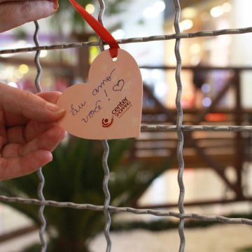 Center Shopping cria ambiente para apaixonados declararem seu amor