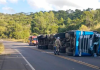 Camionete carregada de maçãs tomba na SC-114 em São Joaquim