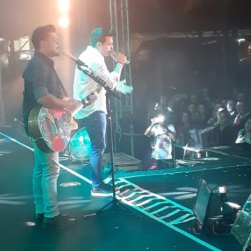 Marcos & Belutti abre noite de shows na Agromel