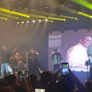 Marcos & Belutti abre noite de shows na Agromel