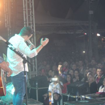 Marcos & Belutti abre noite de shows na Agromel