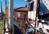 Fogo em grama se alastra e incendeia casa em Tubarão (Fotos)