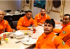 Cinco tripulantes de embarcação que naufragou em SC são resgatados