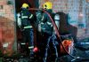 Araranguá: bombeiros combatem incêndio em imóvel e impedem fogo de atingir casa vizinha