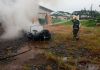 Meleiro: veículo é incendiado em galpão