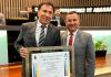 Jair Anastácio concede título de cidadão honorário de Araranguá ao presidente do Sicoob Credisulca, Romanim Dagostin