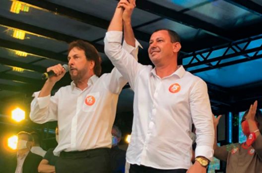 O trator de esteira de César e Tano em Araranguá
