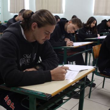 Mais de 700 alunos participam da primeira fase do Prêmio ACIVA de Matemática