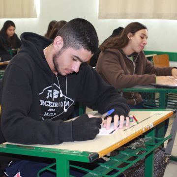 Mais de 700 alunos participam da primeira fase do Prêmio ACIVA de Matemática