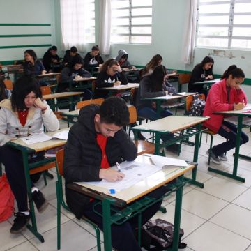 Mais de 700 alunos participam da primeira fase do Prêmio ACIVA de Matemática