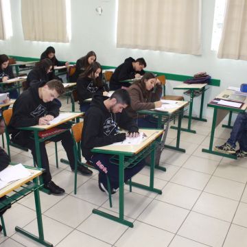 Mais de 700 alunos participam da primeira fase do Prêmio ACIVA de Matemática