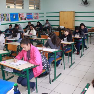Mais de 700 alunos participam da primeira fase do Prêmio ACIVA de Matemática