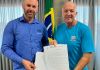 Ordem de serviço entregue para pavimentação no pátio do ginásio de esportes do Bairro Golfinhos