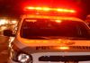 Homem colide carro contra poste no centro de Araranguá