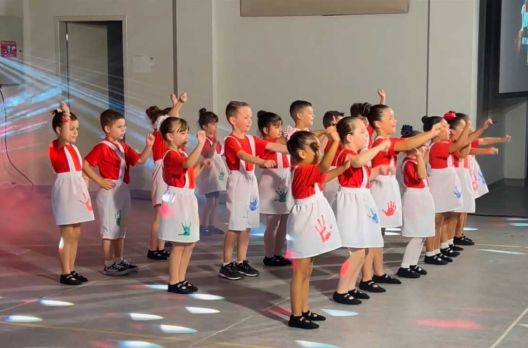 (VIDEO) 2º Festival Dança Araranguá: Centro Multiuso recebe espetáculo cultural escola...