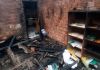 Bombeiros realizam rescaldo de incêndio em residência em Passo de Torres