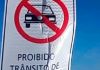 Infração e dano ao patrimônio público: Motoristas retiram palanques e amassam placas