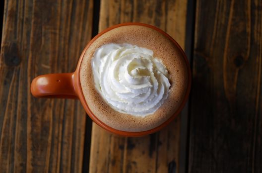 Receita de chocolate quente cremoso com merengue