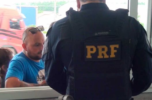 (VIDEO) PRF e Detran/SC fiscalizam veículos estrangeiros: objetivo é a cobrança de déb...