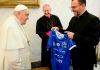 Papa recebe camisa do Caravaggio no Vaticano