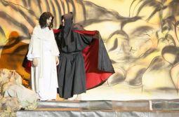 Grupo Teatral de Meleiro encena a Paixão de Cristo no Estádio Ezio Pelegrini 