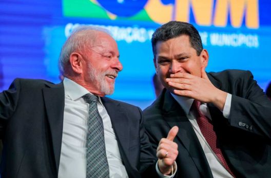 Lula e Alcolumbre barram 4 deputados a mais para SC