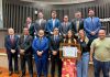 Câmara entrega Moção de Reconhecimento à jovem atleta campeã de Beach Tennis Betina Travi