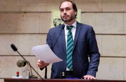 Carlos Bolsonaro renuncia a mandato e vem para SC