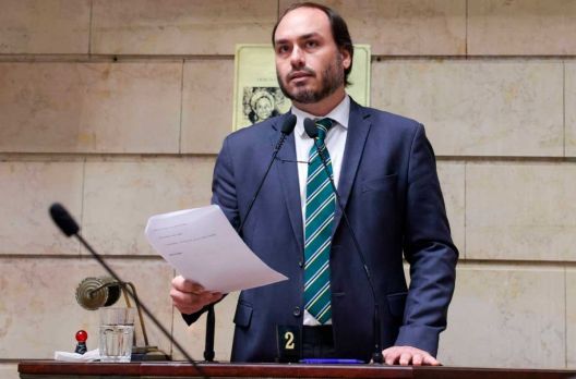 Carlos Bolsonaro renuncia a mandato e vem para SC