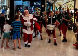 Após fim de semana de grande movimento, comércio segue com horário especial de Natal em...